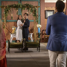 Vicente interrompe casamento e anuncia aliança contra Sofia e Pilar