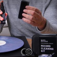 Kit de limpeza para discos de vinil da Big Fudge em uso