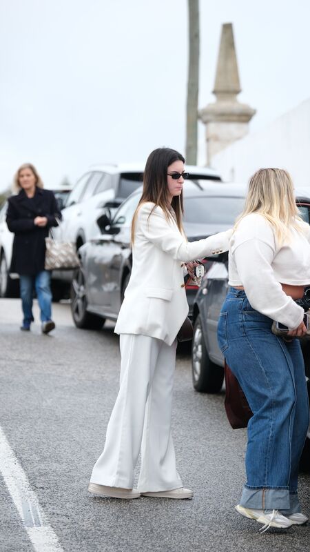 Namorada de Maycon Douglas, inconsolável, é a imagem da tristeza e do  desespero na despedida do seu amor - Estrelas - TVGUIA