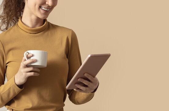 A começar o dia com um café na mão e o mundo digital ao alcance de um toque.