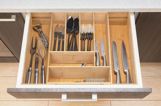 Gaveta organizada com talheres e utensílios de cozinha da Alpina, à venda na Amazon