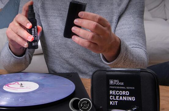 Kit de limpeza para discos de vinil da Big Fudge em uso