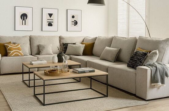 Sala de estar Kenay com sofá modular, almofadas e mesas de centro