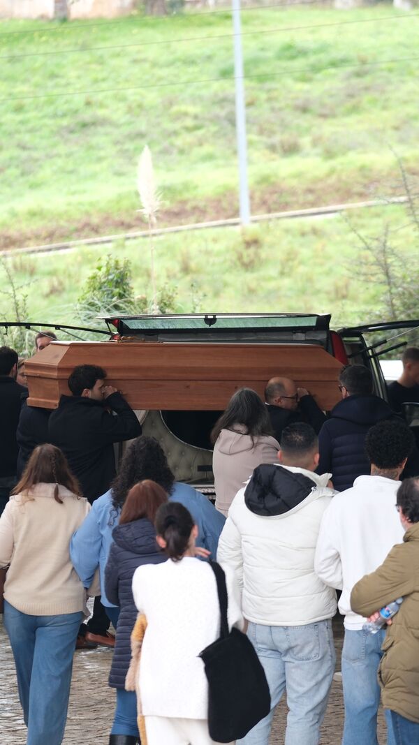 Funeral de Maycon Douglas com a presença da namorada e amigos.
