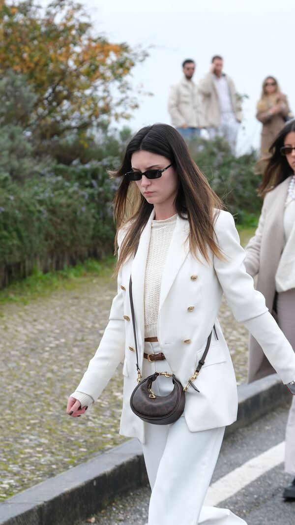 Jovem inconsolável no funeral de Maycon Douglas, com apoio de amigos