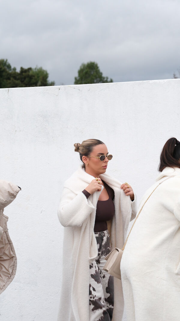 Grupo presta homenagem com flores num momento de luto