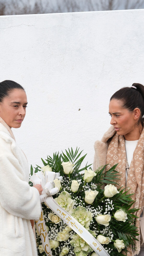 Irmãs gémeas prestam homenagem com coroa de flores