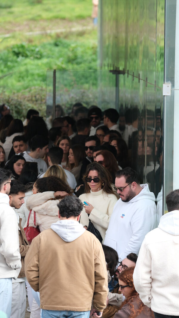 Multidão reúne-se em cerimónia numa funerária