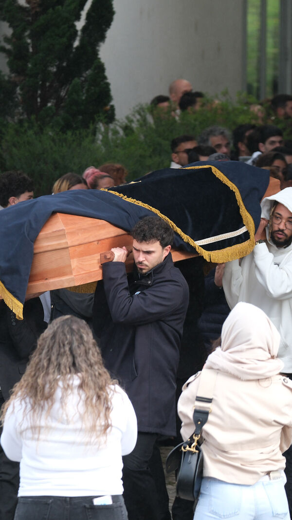 Funeral com caixão carregado por populares
