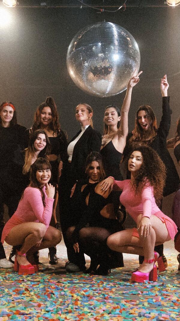 Daniela Lázaro com Júlia Palha no videoclip 'Figure Me Out' de Niko