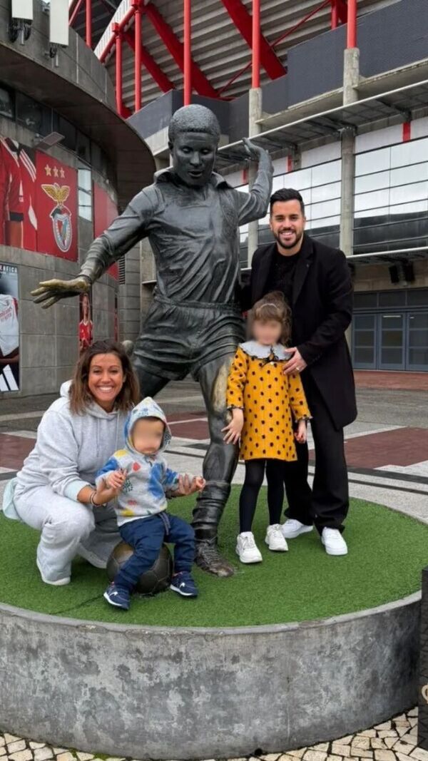 Pedro Jorge, Marisa e os filhos, Théo e Yara, junto à estátua de Eusébio