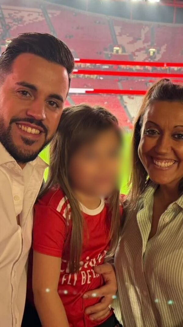 Yara, filha de Pedro e Marisa, visitou pela primeira vez o recinto encarnado