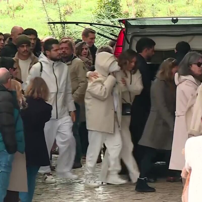 Neuza, mãe de Maycon, no funeral do filho