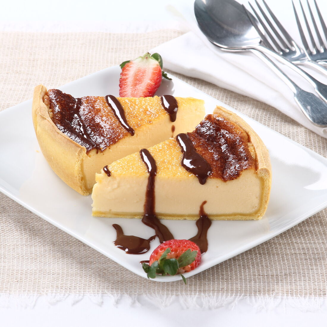 Tarte de requeijão com cobertura de chocolate e morangos frescos