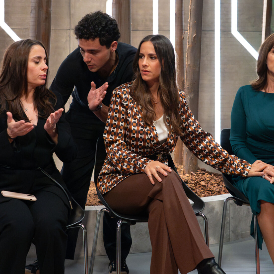 Elenco de A Herança enfrenta escândalo e desaparecimento em desfile