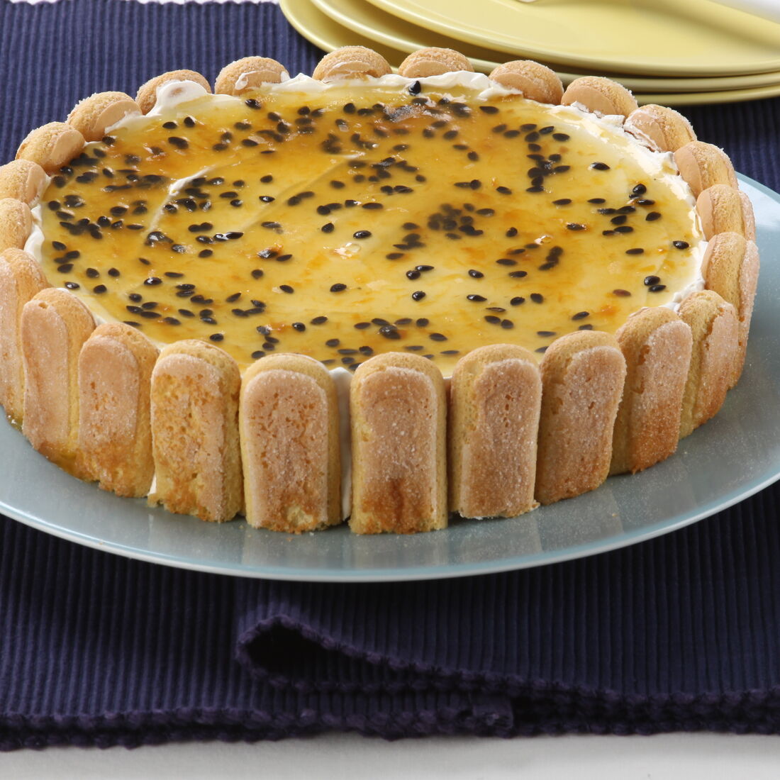 Charlote de maracujá com biscoitos champanhe e cobertura de fruta