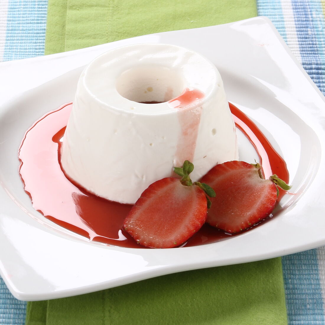 Bavaroise de iogurte com morangos e molho de frutos vermelhos