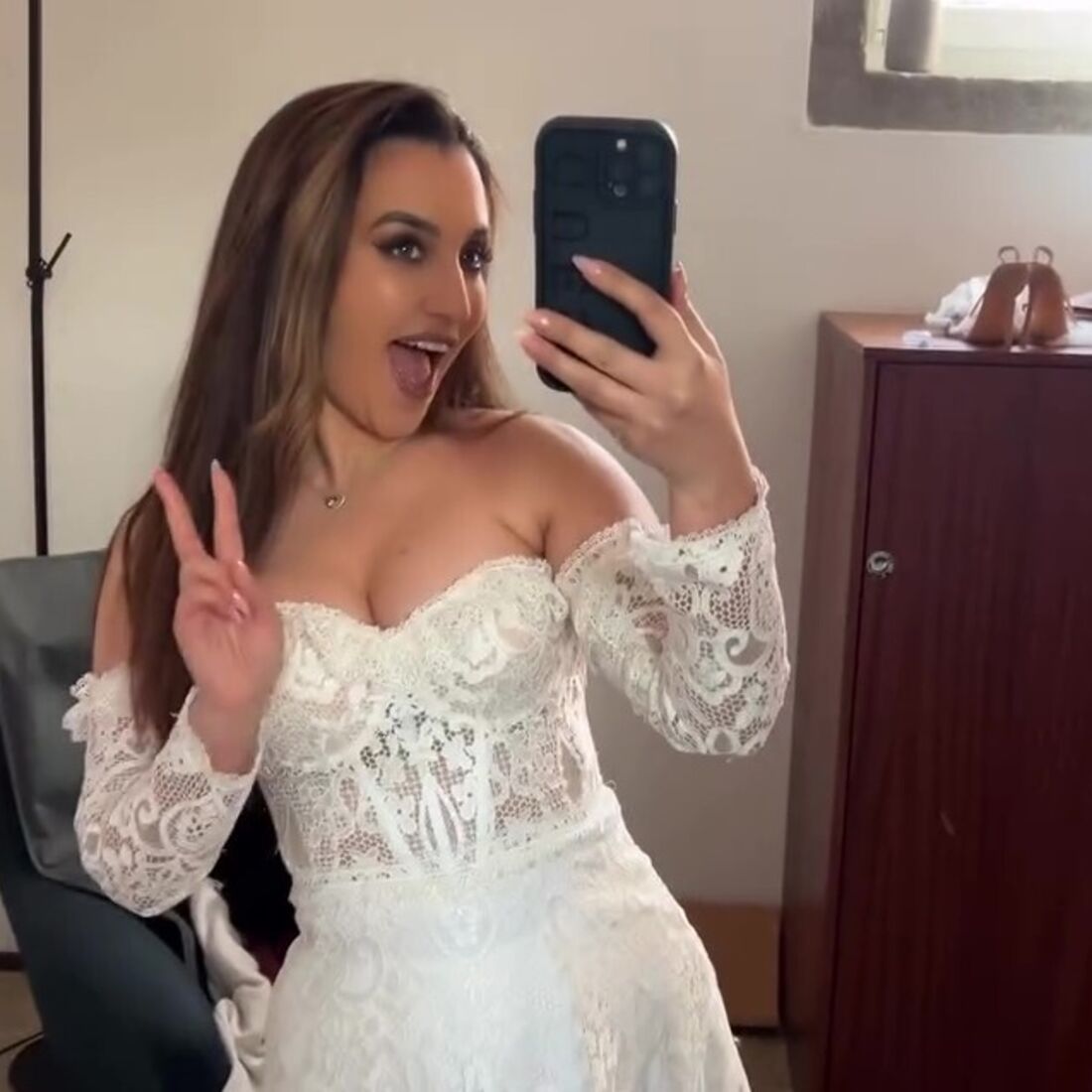 Iury Mellany grava videoclipe vestida de noiva 