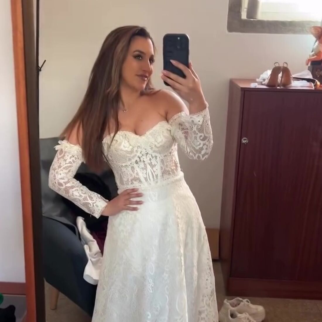 Iury Mellany grava videoclipe vestida de noiva 