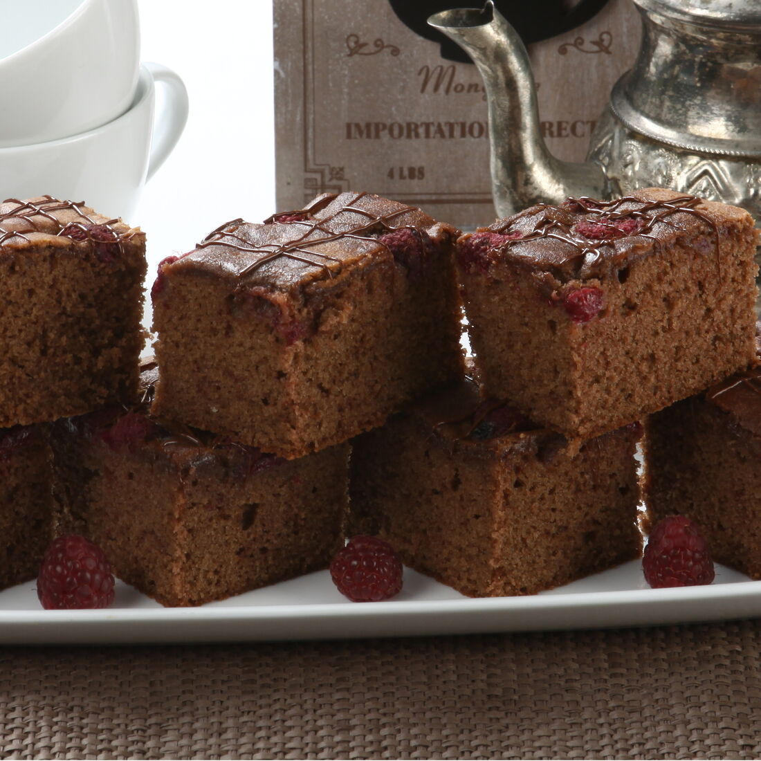 Brownies de chocolate com framboesas servidos com chá