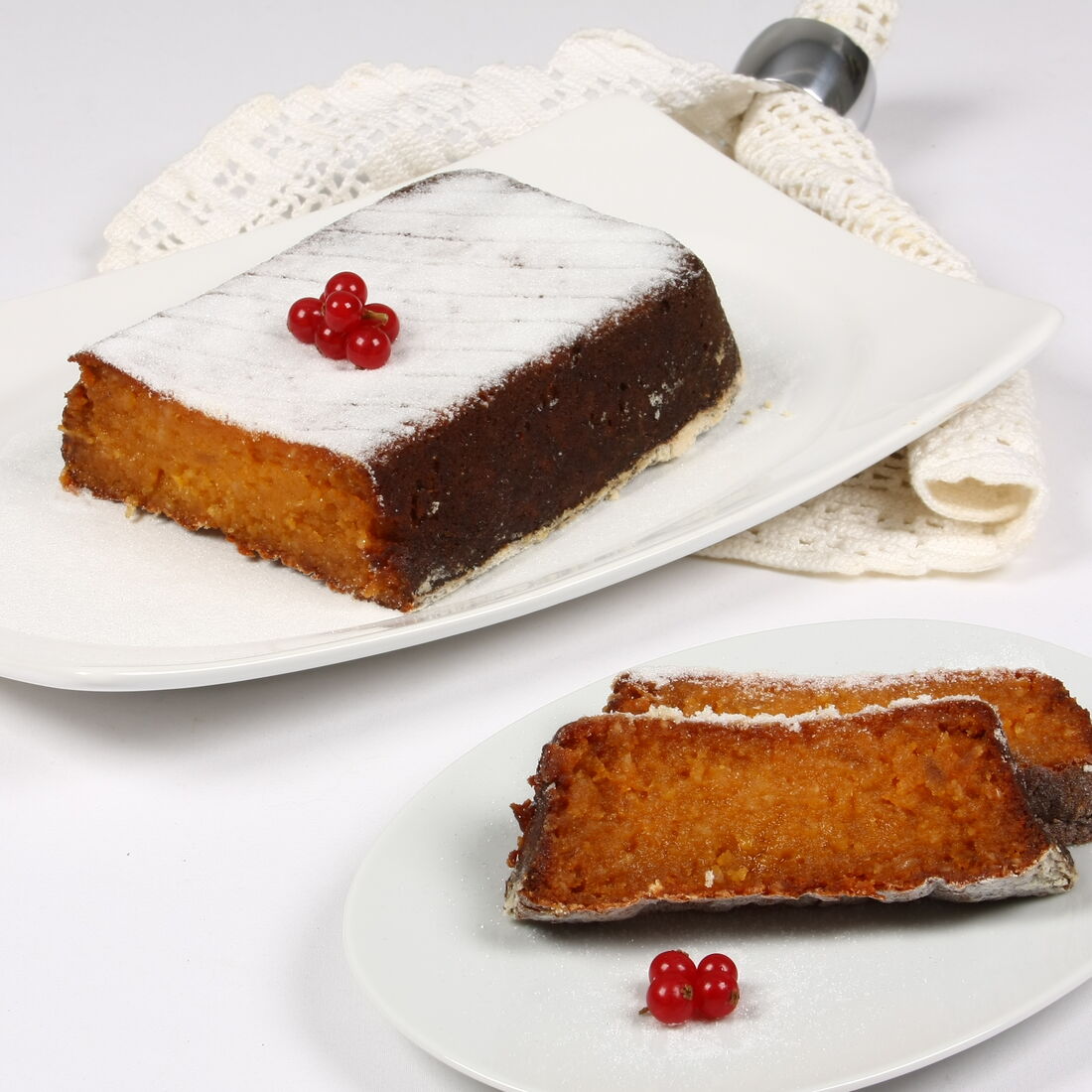 Toucinho-do-Céu, um doce tradicional português, em duas travessas brancas