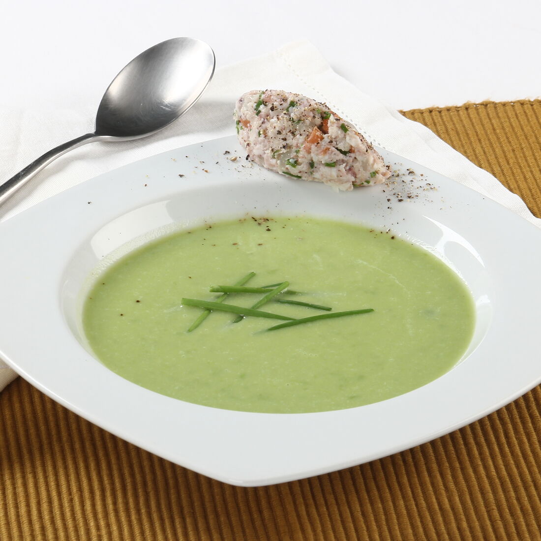 Creme de ervilhas com tártaro de polvo num prato