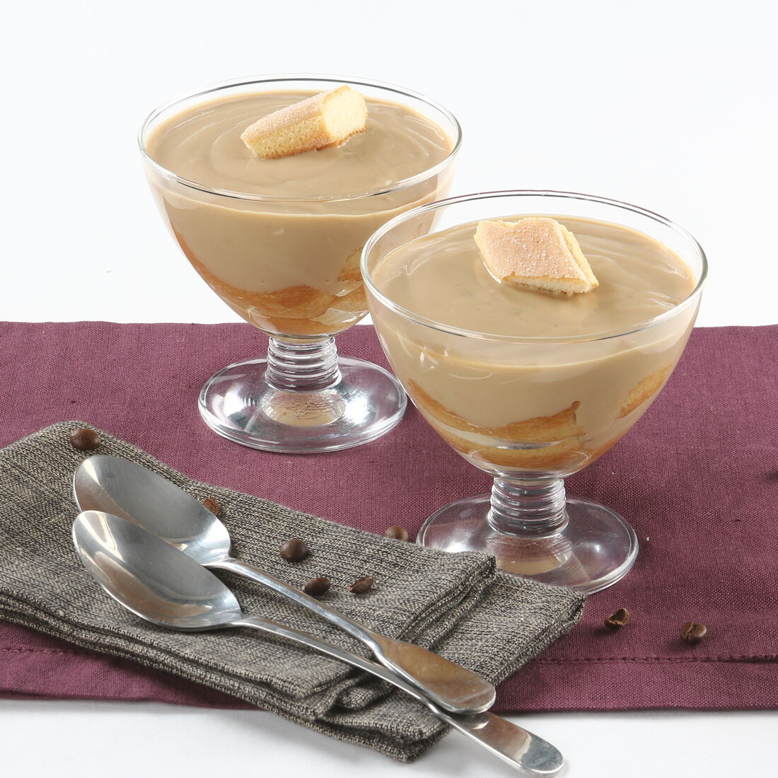 Sobremesa de musse de café com palitos champanhe em taças