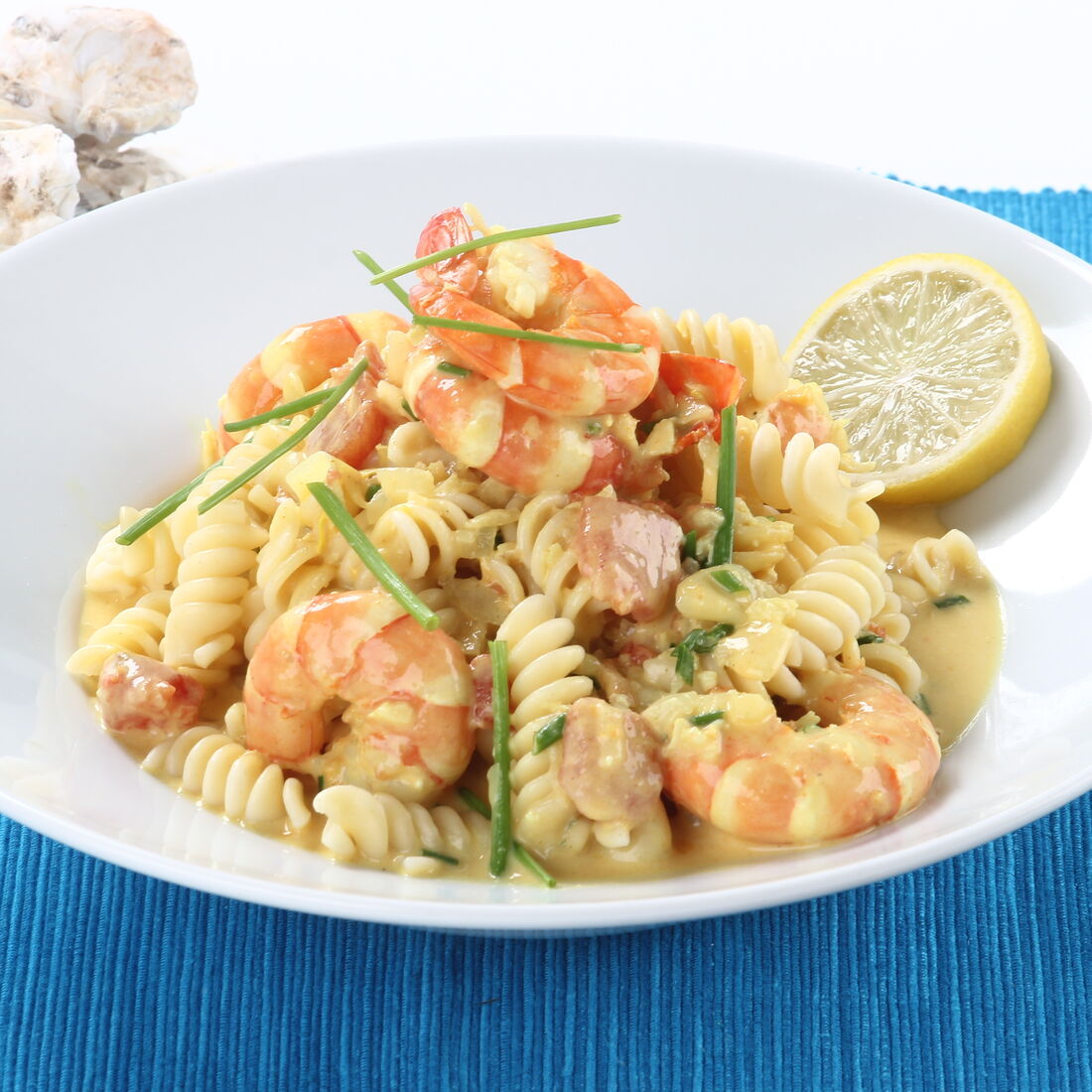 Fusilli com caril de camarão e limão, um prato de massa com sabor intenso