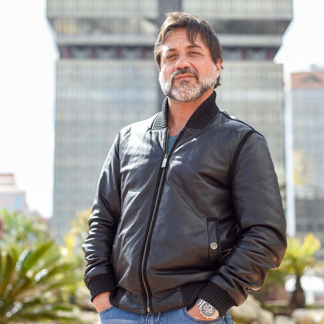 Helena Caldeira, de Rabo de Peixe, com Enrique Arce (Casa de Papel) numa série Netflix