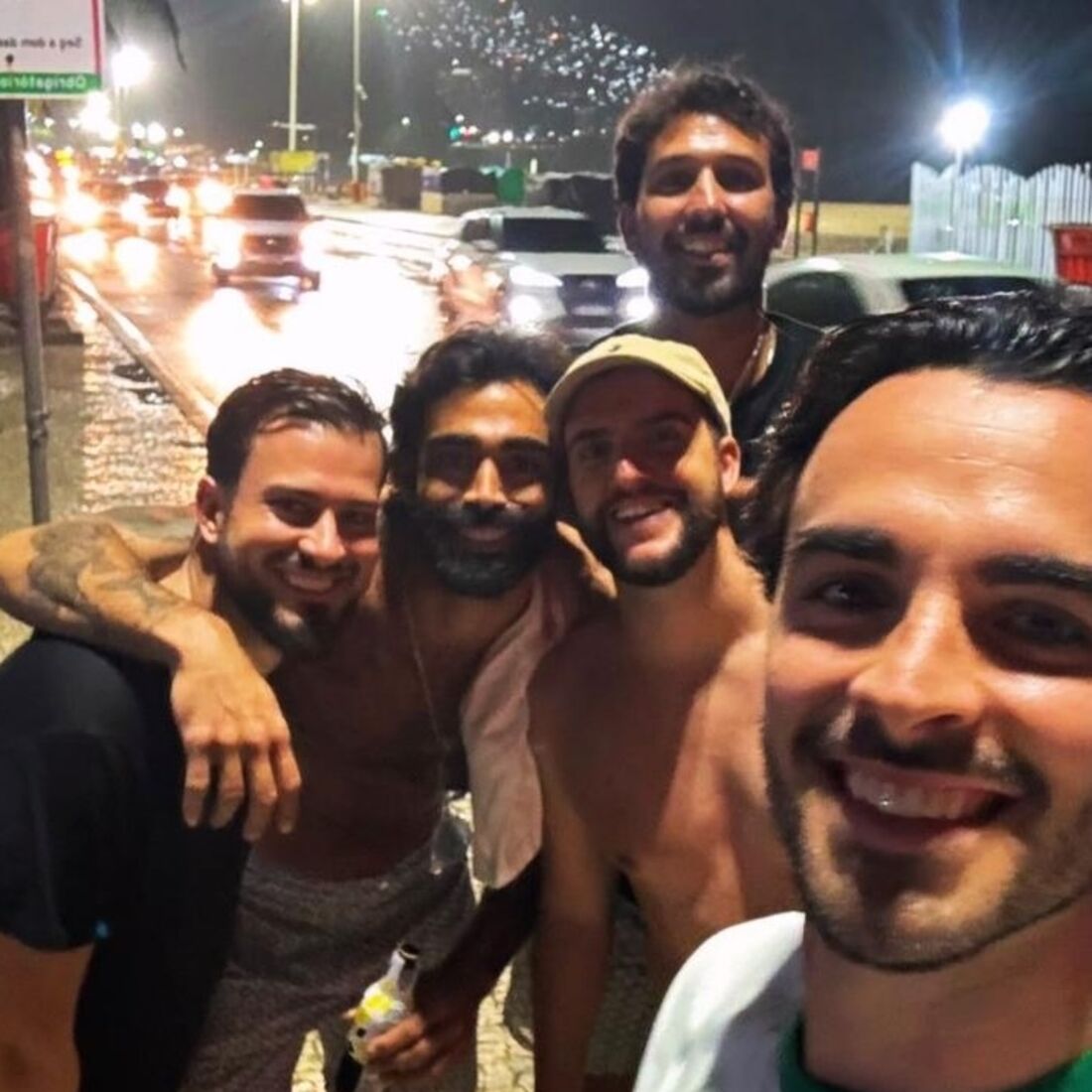 Francisco Monteiro e amigos celebram na noite da festa da TVI, no Rio de Janeiro