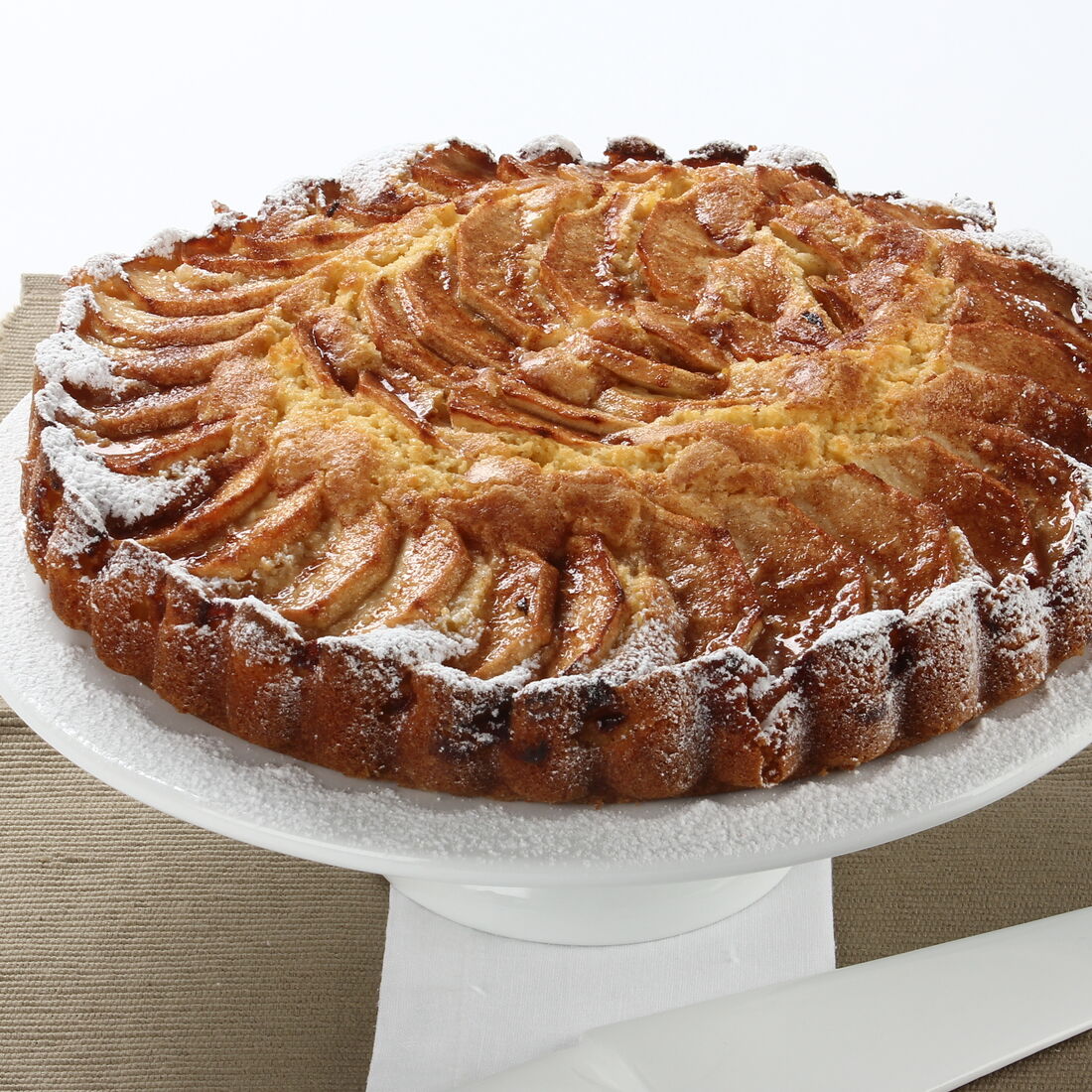 Tarte de maçã com açúcar em cima, pronta para servir