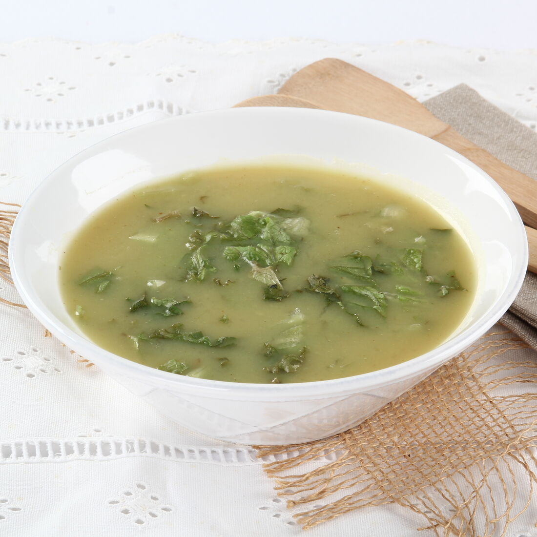 Sopa de alface numa tigela branca, pronta para servir