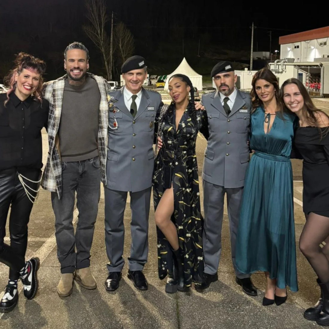 Enfermeira Catarina com comandante Moutinho, instrutor Joaquim e concorrentes