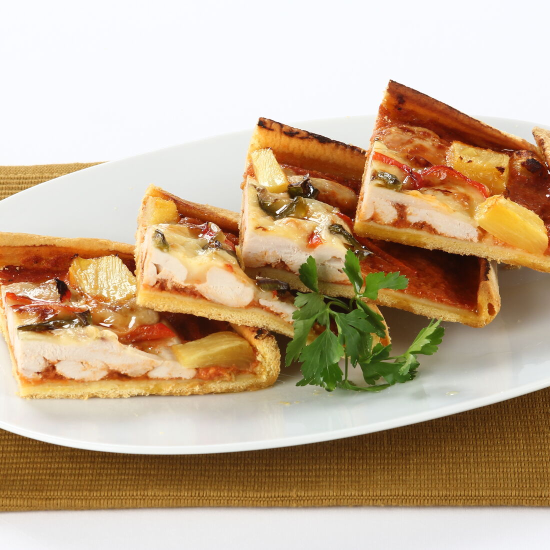 Piza de frango com ananás, pimentos e queijo