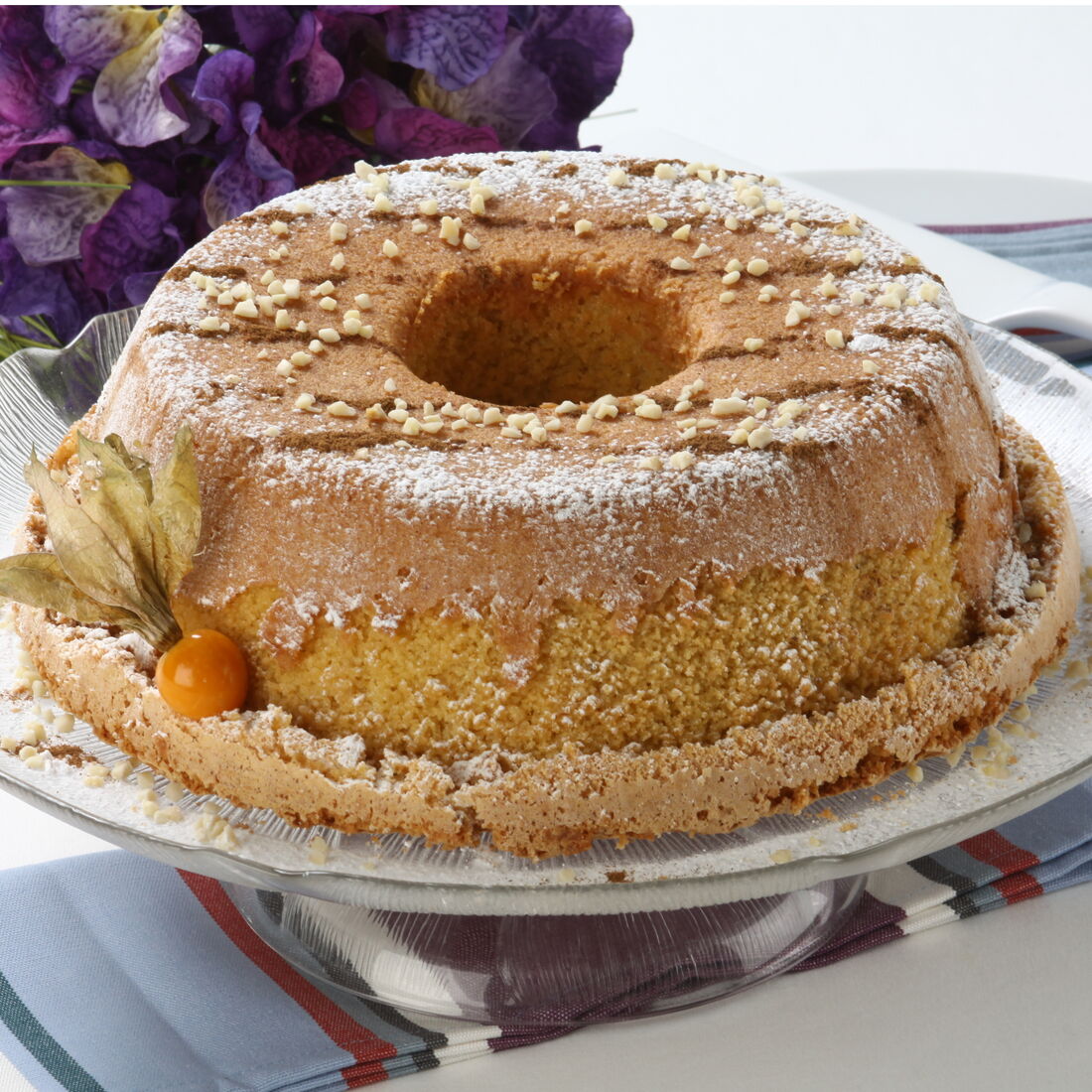 Bolo da Sogra decorado com açúcar em pó e fisális, pronto para servir.
