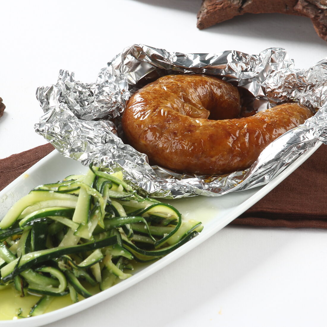 Alheira em papelote com juliana de curgete, prato tradicional português