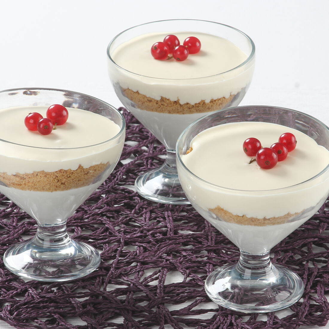 Trifle com bolachas digestive em taças com frutos vermelhos