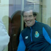 'Macaco' sai da cadeia de fato treino do FC Porto e a sorrir