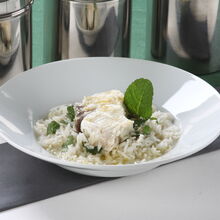 Arroz de cação num prato, pronto para ser saboreado.
