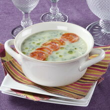 Caldo-Verde numa taça branca com rodelas de chouriço e azeitonas