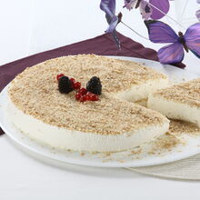 Tarte de natas com frutos vermelhos e borboletas decorativas