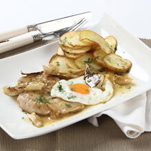 Bitoque de peru com ovo estrelado e batatas fritas, um prato tradicional português