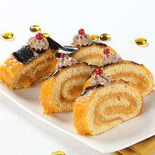 Fatias de torta de ovos com creme e cereja num prato branco