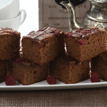 Brownies de chocolate com framboesas servidos com chá