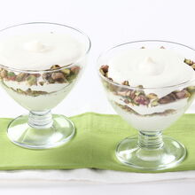 Sobremesa fresca com pistácios e creme servida em taças elegantes