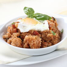 Açorda de tomate com ovo e manjericão