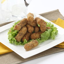 Croquetes de presunto, acompanhados por salada e limonada com gelo