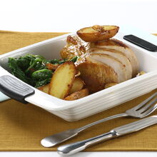 Lombo de porco com batatas e grelos num prato