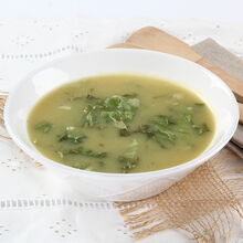 Sopa de alface numa tigela branca, pronta para servir