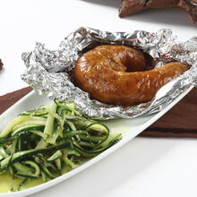 Alheira em papelote com juliana de curgete, prato tradicional português